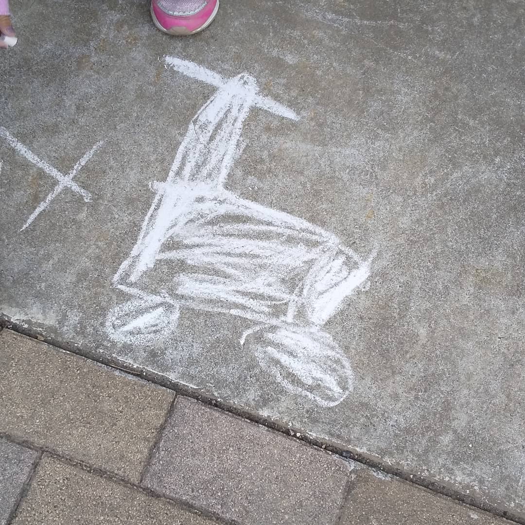 「自転車置場ですよ～」と示す為、普段自転車を置いている場所に自転車のマークを描く長女5歳。