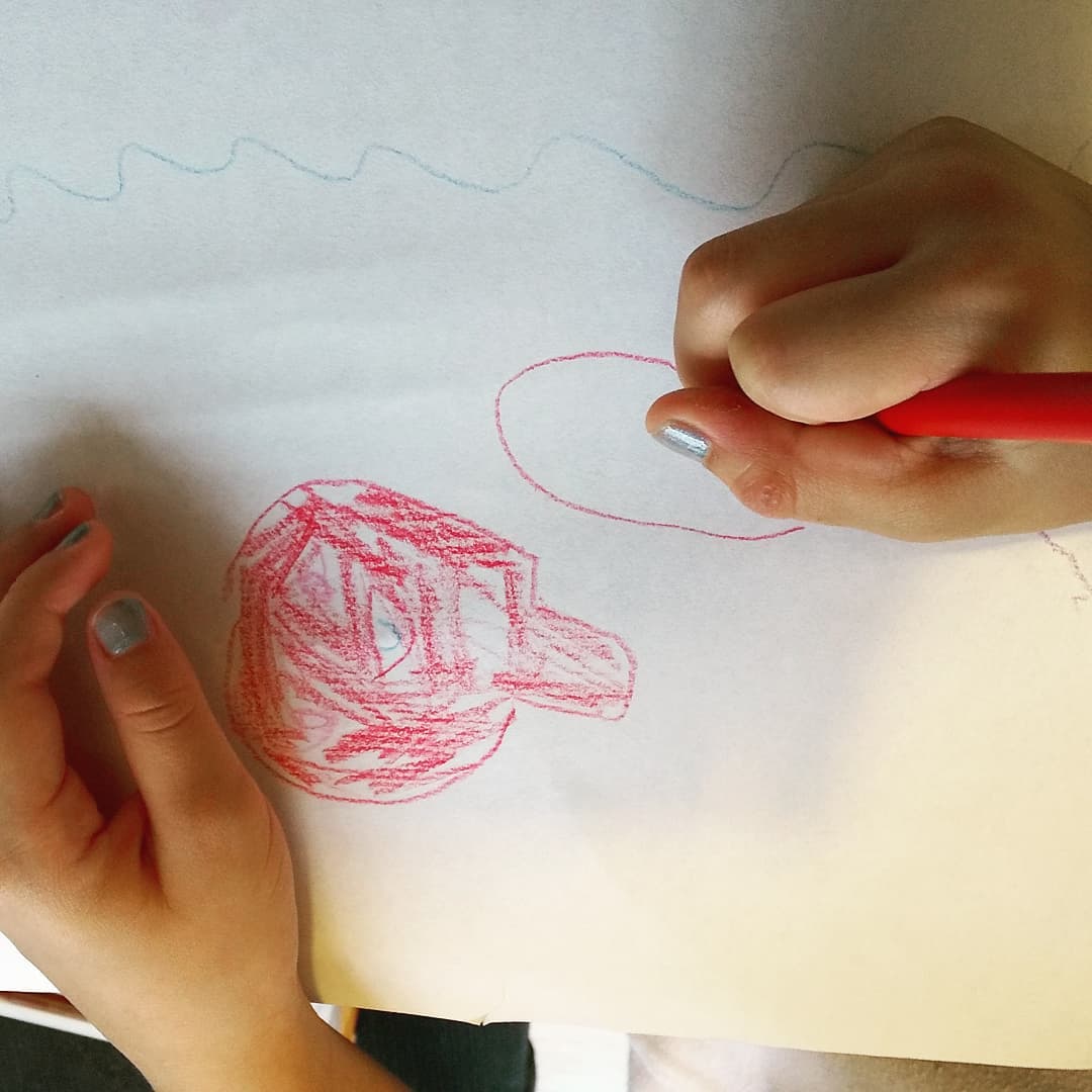 海の絵を描いてる長女5歳